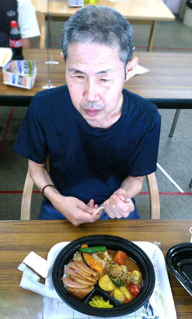 ささらブログ、出前DAYのスープカレーを楽しむ様子です