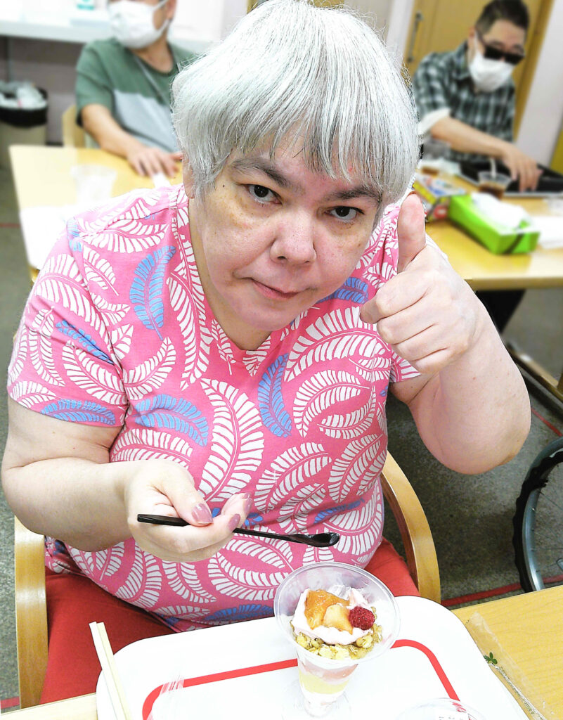 ささらブログ、出前DAYのパフェを楽しむ様子です